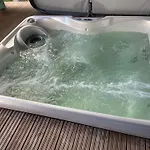 Hienoa Talo Porealtaalla Laehellae Helsinkiae Ja Lentokenttaeae
