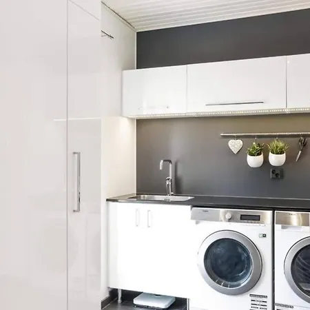 Hienoa Talo Porealtaalla Laehellae Helsinkiae Ja Lentokenttaeae * Tuusula