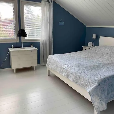 Hienoa Talo Porealtaalla Laehellae Helsinkiae Ja Lentokenttaeae