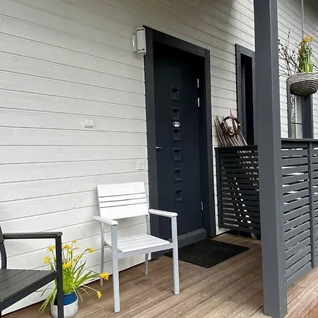 Hienoa Talo Porealtaalla Laehellae Helsinkiae Ja Lentokenttaeae * Tuusula