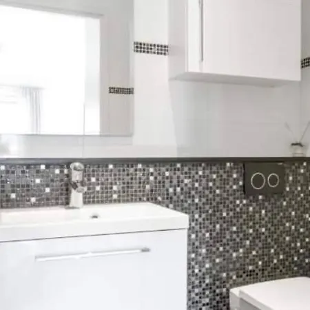 Hienoa Talo Porealtaalla Laehellae Helsinkiae Ja Lentokenttaeae Holiday home