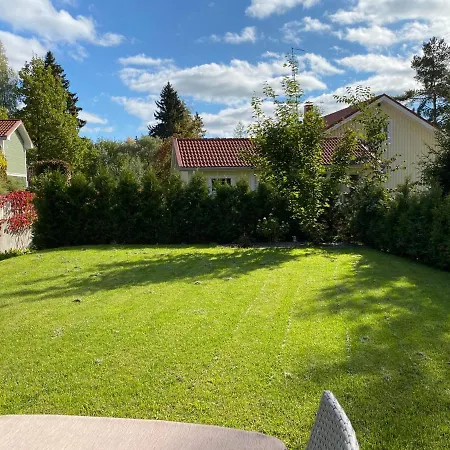 Hienoa Talo Porealtaalla Laehellae Helsinkiae Ja Lentokenttaeae