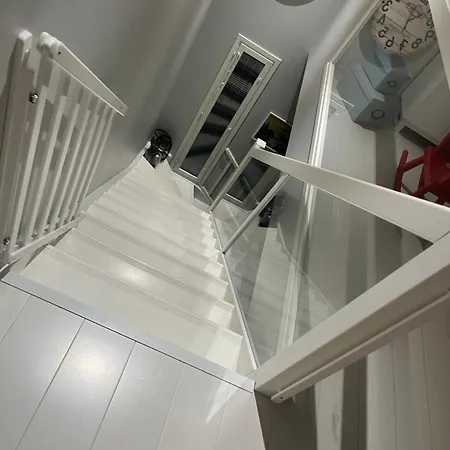 Hienoa Talo Porealtaalla Laehellae Helsinkiae Ja Lentokenttaeae *