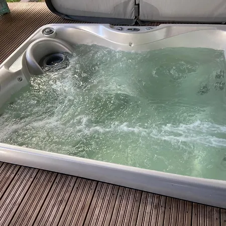 Hienoa Talo Porealtaalla Laehellae Helsinkiae Ja Lentokenttaeae