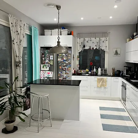 Hienoa Talo Porealtaalla Laehellae Helsinkiae Ja Lentokenttaeae Holiday home Tuusula