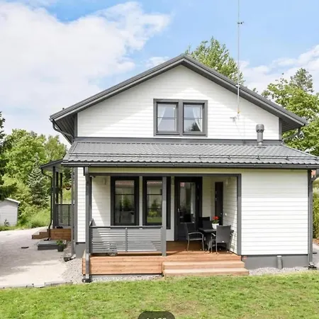 Holiday home Hienoa Talo Porealtaalla Laehellae Helsinkiae Ja Lentokenttaeae Tuusula