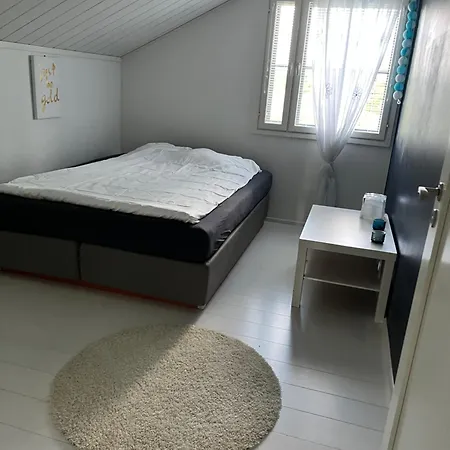 Hienoa Talo Porealtaalla Laehellae Helsinkiae Ja Lentokenttaeae Tuusula