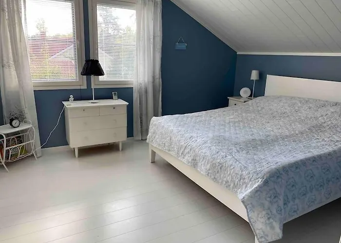 Hienoa Talo Porealtaalla Laehellae Helsinkiae Ja Lentokenttaeae