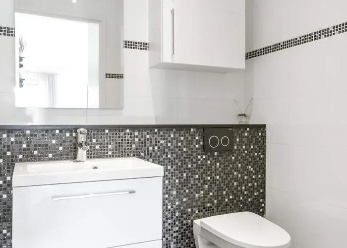 Hienoa Talo Porealtaalla Laehellae Helsinkiae Ja Lentokenttaeae * Tuusula