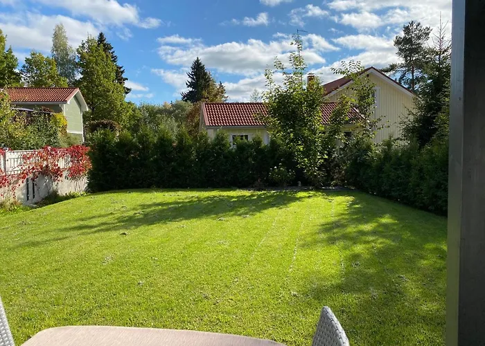 Hienoa Talo Porealtaalla Laehellae Helsinkiae Ja Lentokenttaeae